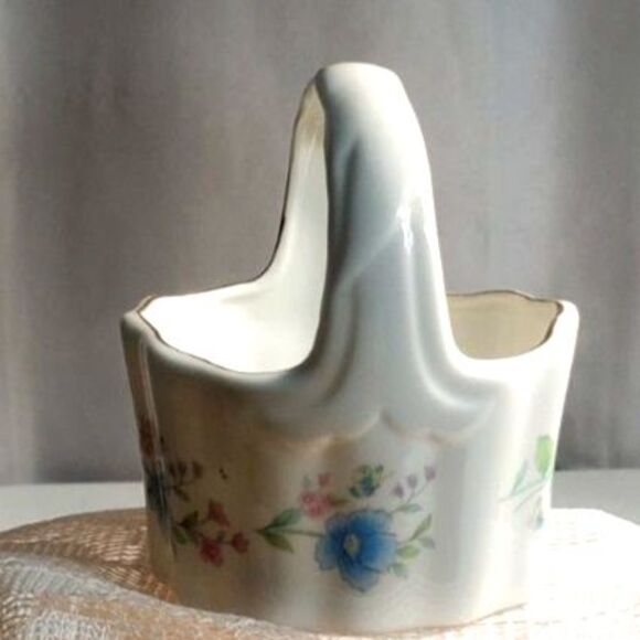 Porcelain White Basket with Pastel Flowers and Gold Gilding ~Vintage~ - Picture 4 of 6